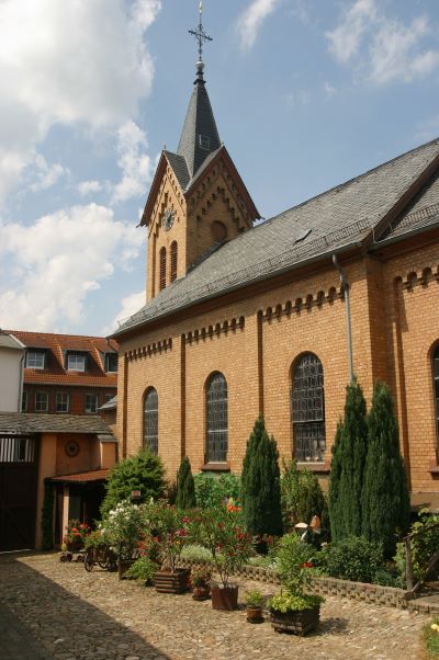 Ansicht Stadtkapelle in der Hauptstraße mit Pflanztöpfen vor dem Gebäude