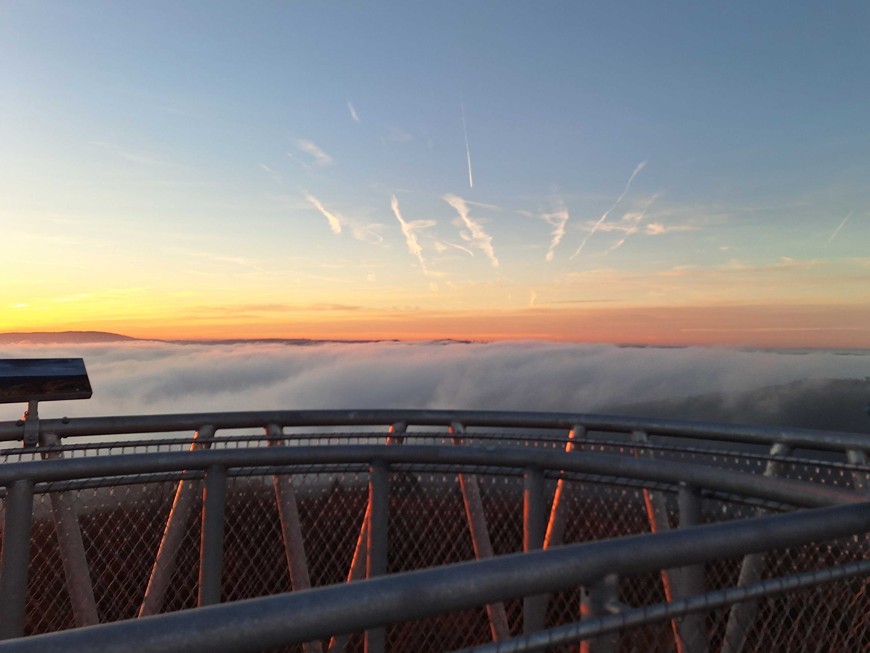 Das Bild zeigt eine Wolkendecke vom Atzelbergturm im Sonnenuntergang