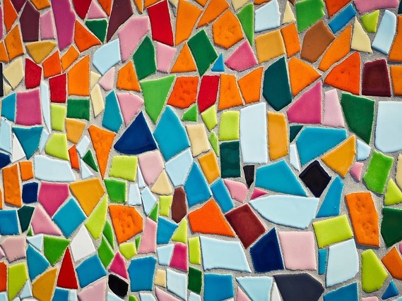 Viele bunte Keramikteilchen sind zum Mosaik zusammengesetzt